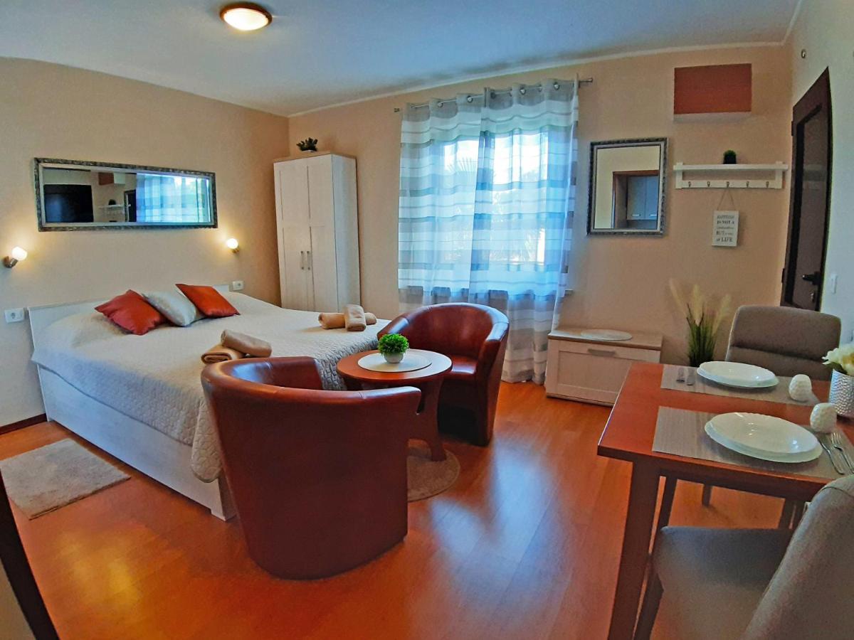 Apartments Zrinka 793 Porec Exterior photo
